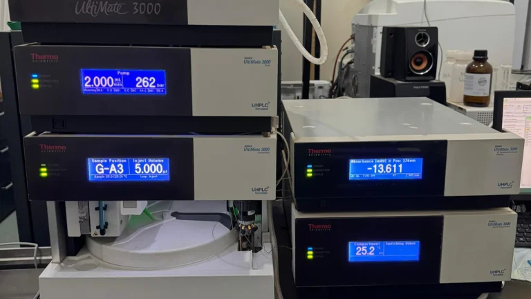 Rangkaian instrumen kromatografi cair UHPLC dengan layar pompa dan autosampler menyala